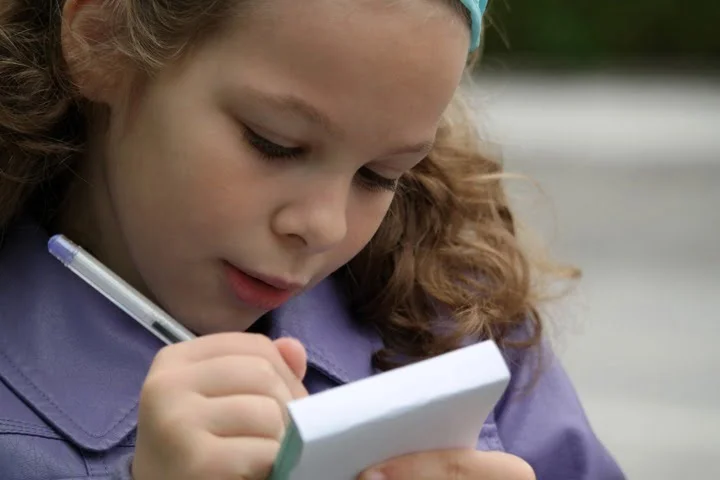 Niña escribiendo