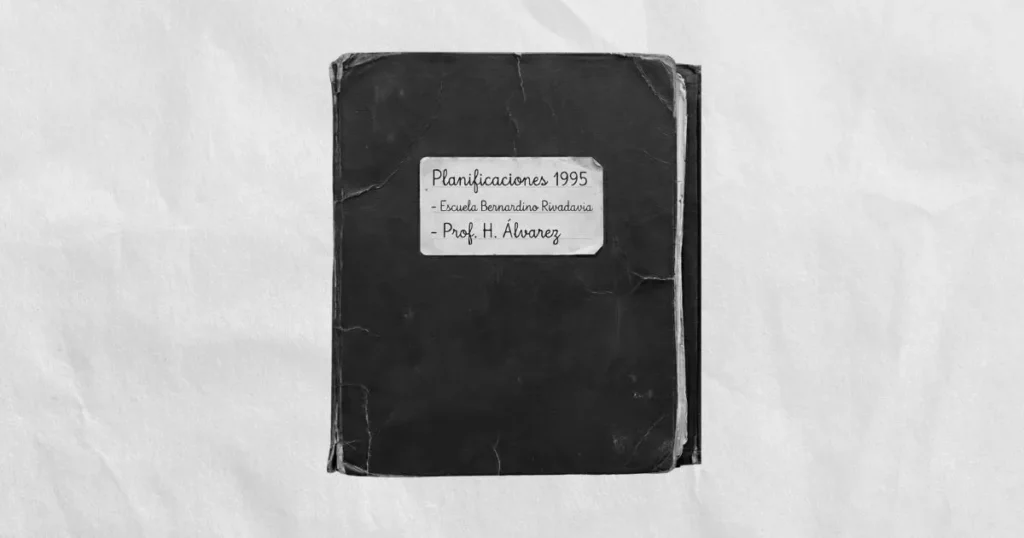 Carpeta escolar antigua con una etiqueta que dice "Planificaciones 1995 - Escuela Bernardino Rivadavia" y el nombre del docente a cargo.