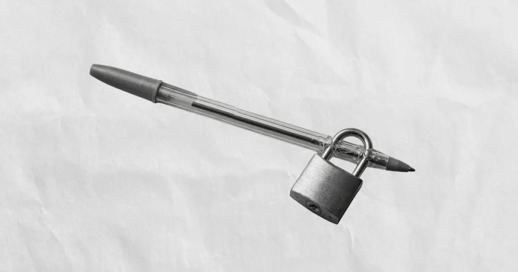 Lapicera transparente con un candado colocado en el centro, símbolo de la firma bloqueada en el cuaderno escolar.