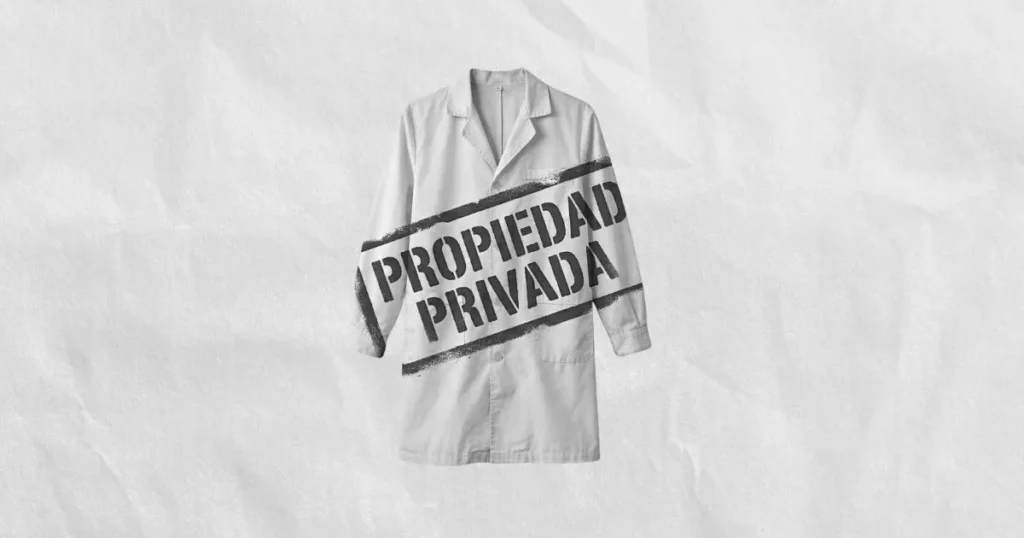 Fotografía en escala de grises de un guardapolvo escolar blanco sobre un fondo de papel arrugado con textura. El guardapolvo tiene un gran sello de estilo stencil que dice "PROPIEDAD PRIVADA" cruzado sobre el pecho.