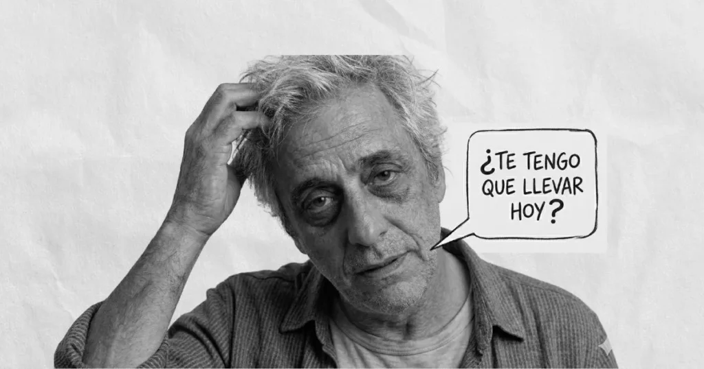 Fotografía en blanco y negro de un hombre de mediana edad con expresión de cansancio extremo, rascándose la cabeza, sobre un fondo de papel arrugado. Un globo de diálogo tipo cómic sale de su boca con la frase: "¿Te tengo que llevar hoy?