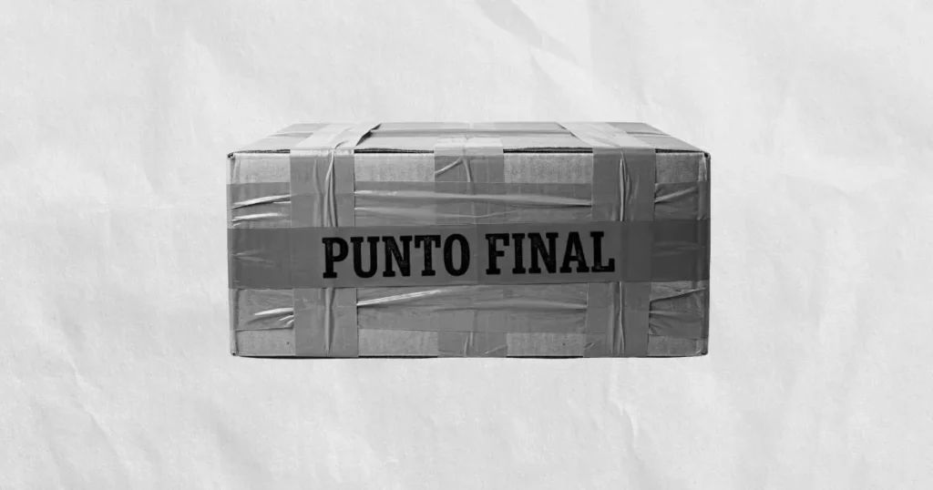 Fotografía en escala de grises de una caja de cartón cerrada con múltiples vueltas de cinta de embalar, situada sobre una superficie de papel arrugado. Una faja oscura cruza el frente con la frase "PUNTO FINAL" en letras claras.